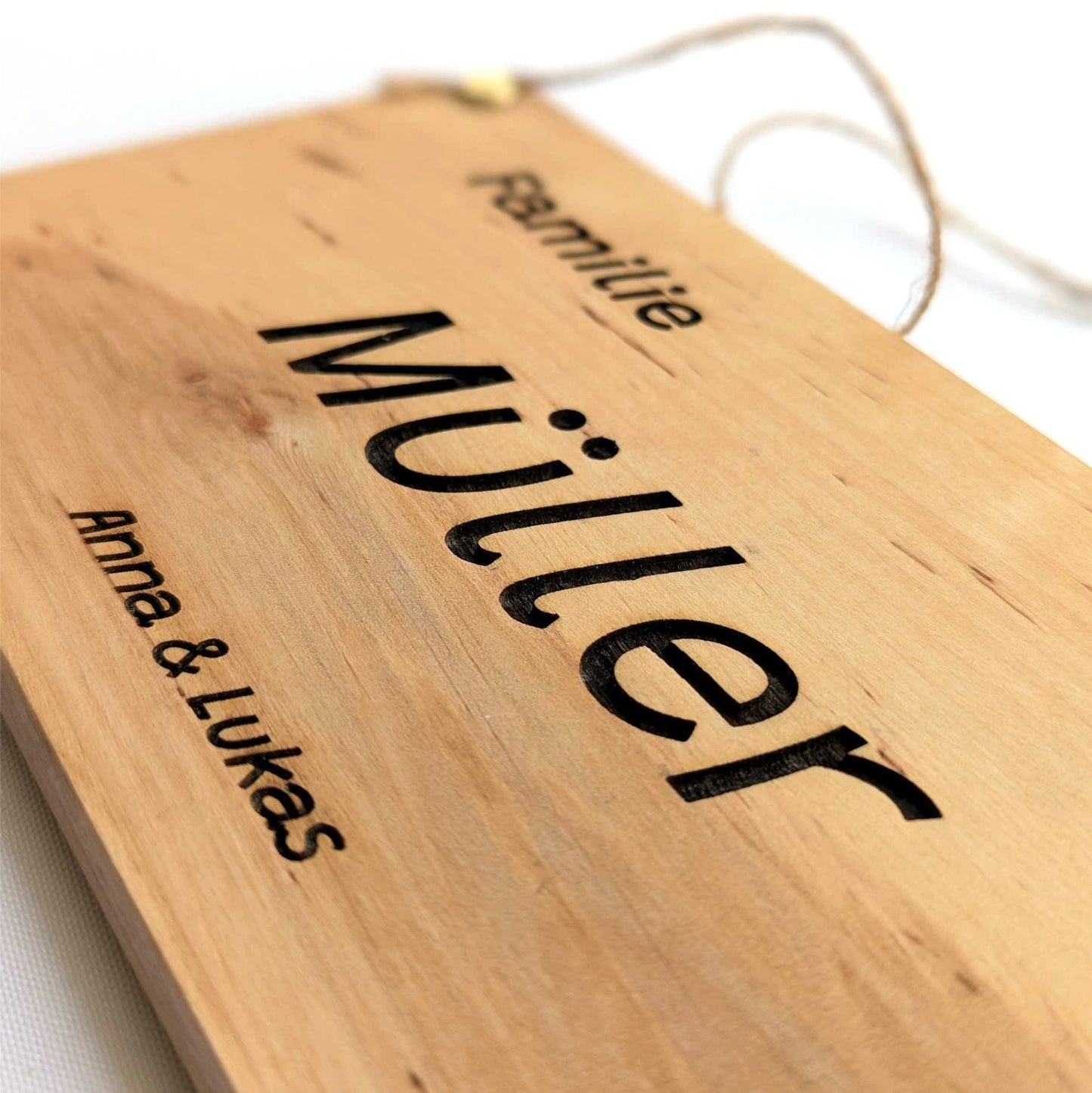 Premium graviertes Namensschild aus Buche – mit edler, personalisierter 3D Gravur
