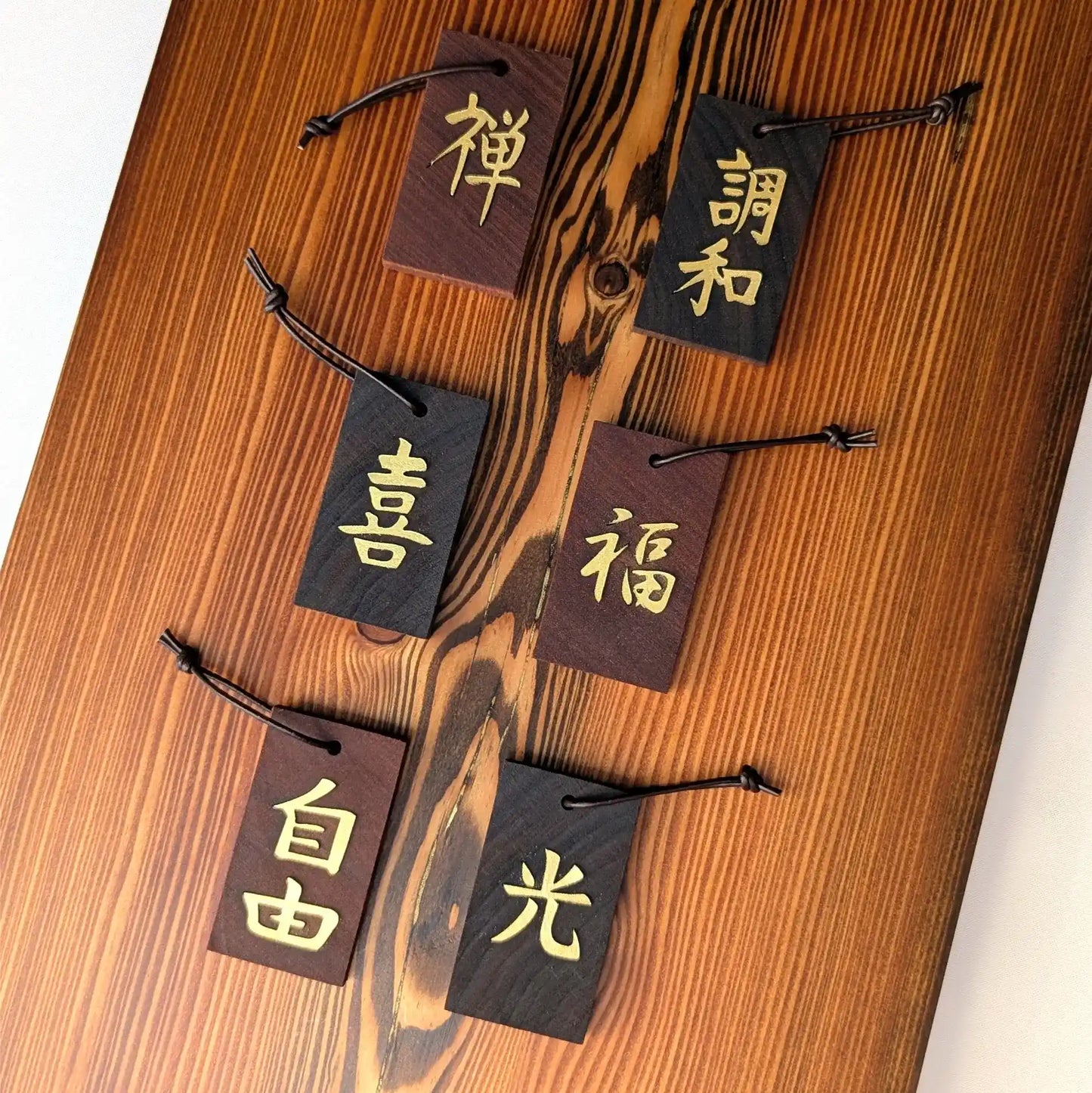 Kanji Mini Talisman – handgefertigter Holz Anhänger Glücksbringer mit vergoldeter Lederprägung
