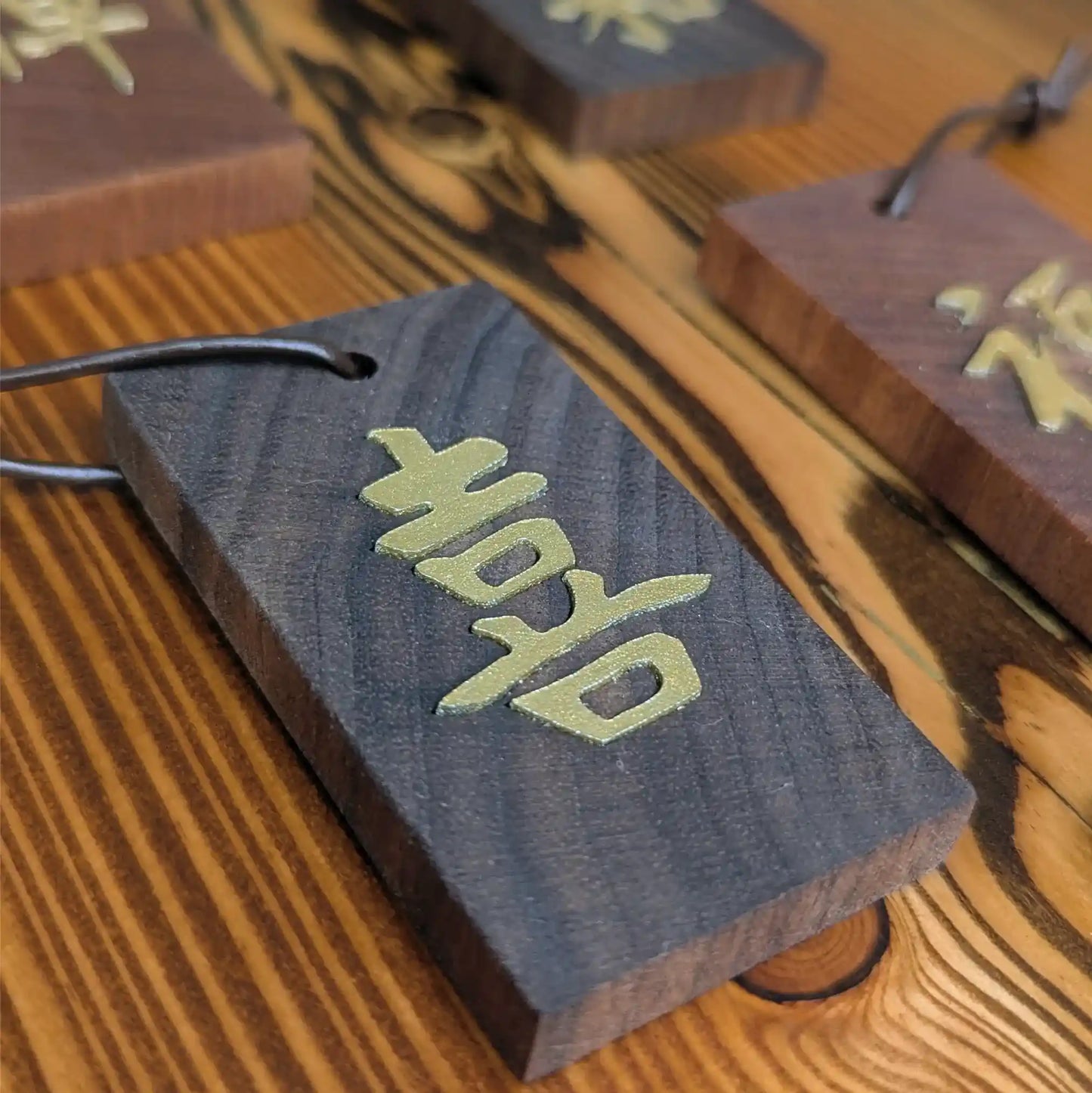 Kanji Mini Talisman – handgefertigter Holz Anhänger Glücksbringer mit vergoldeter Lederprägung
