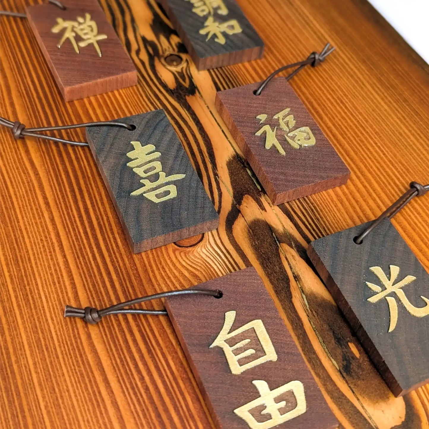 Kanji Mini Talisman – handgefertigter Holz Anhänger Glücksbringer mit vergoldeter Lederprägung