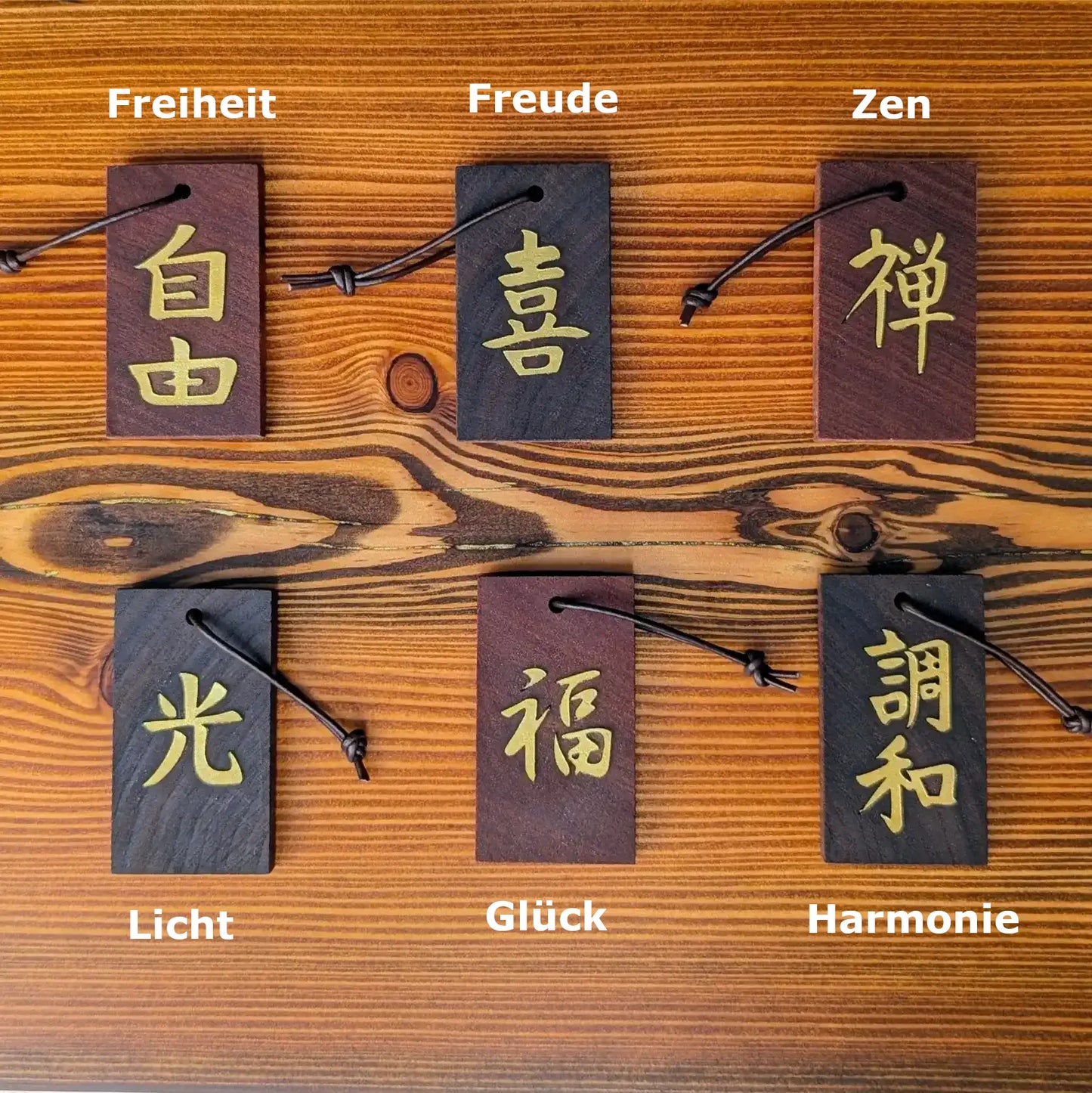Kanji Mini Talisman – handgefertigter Holz Anhänger Glücksbringer mit vergoldeter Lederprägung