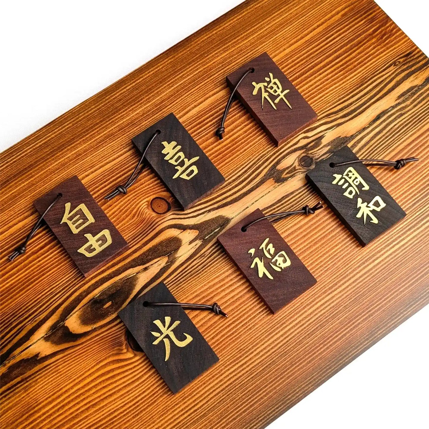 Kanji Mini Talisman – handgefertigter Holz Anhänger Glücksbringer mit vergoldeter Lederprägung