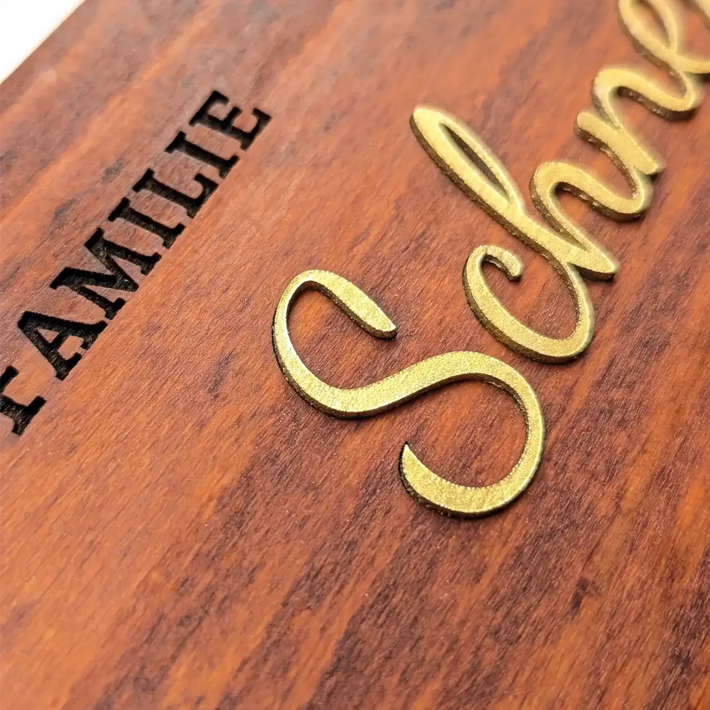 Gold Türschild – exklusives, vergoldetes Namensschild aus Holz & Leder