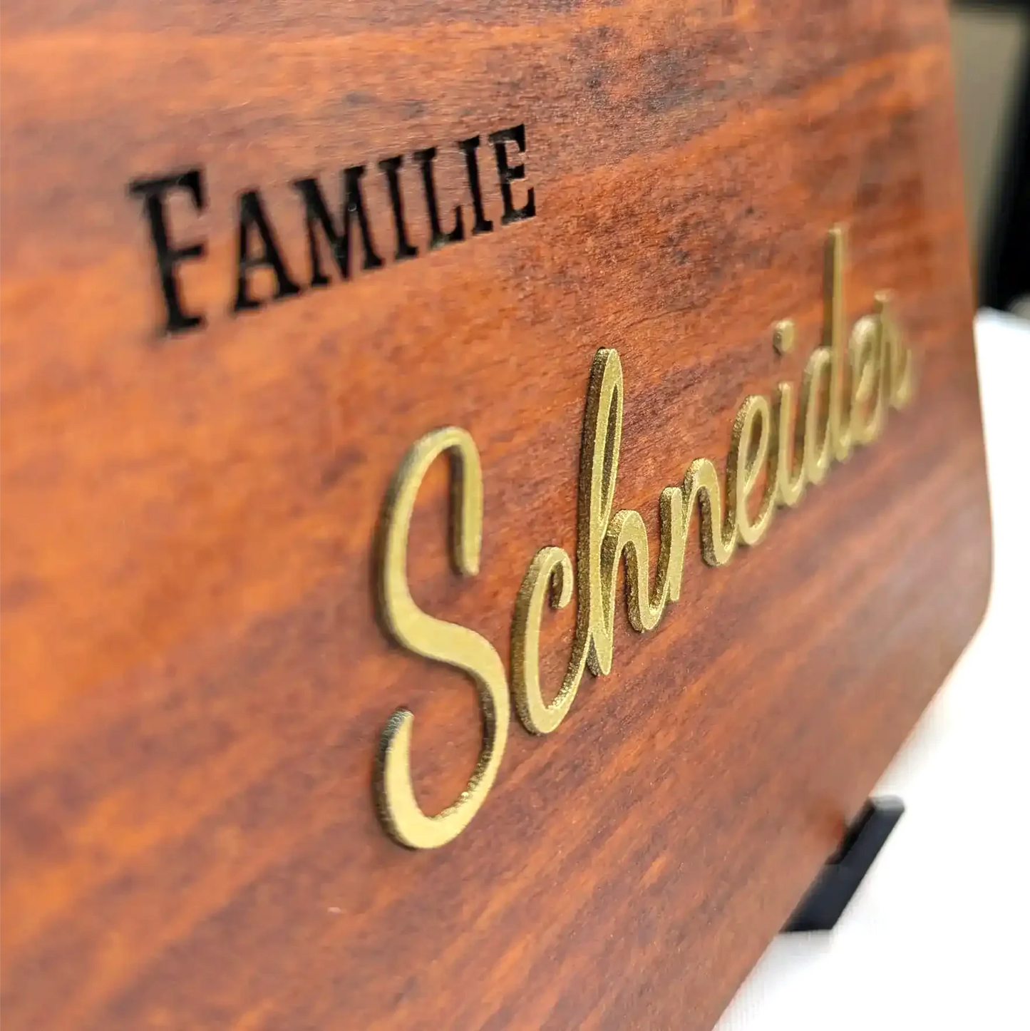 Gold Türschild – exklusives, vergoldetes Namensschild aus Holz & Leder