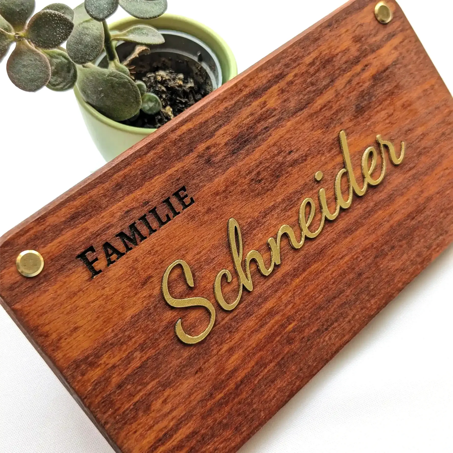 Gold Türschild – exklusives, vergoldetes Namensschild aus Holz & Leder