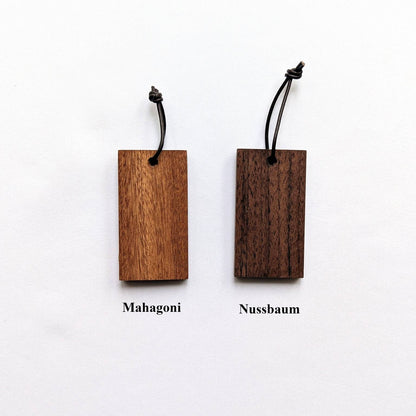 Kanji Mini Talisman – handgefertigter Holz Anhänger-Glücksbringer mit vergoldeter Lederprägung