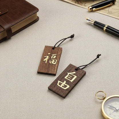 Kanji Gold-Talisman – handgefertigter Holz Anhänger-Glücksbringer mit vergoldeter Lederprägung