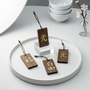 Kanji Mini Talisman – handgefertigter Holz Anhänger-Glücksbringer mit vergoldeter Lederprägung