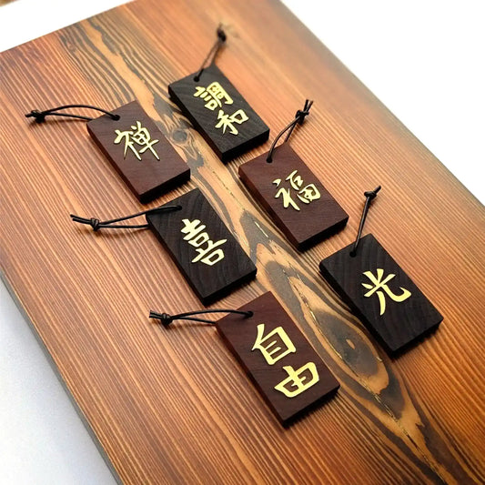 Kanji Mini Talisman – handgefertigter Holz Anhänger Glücksbringer mit vergoldeter Lederprägung