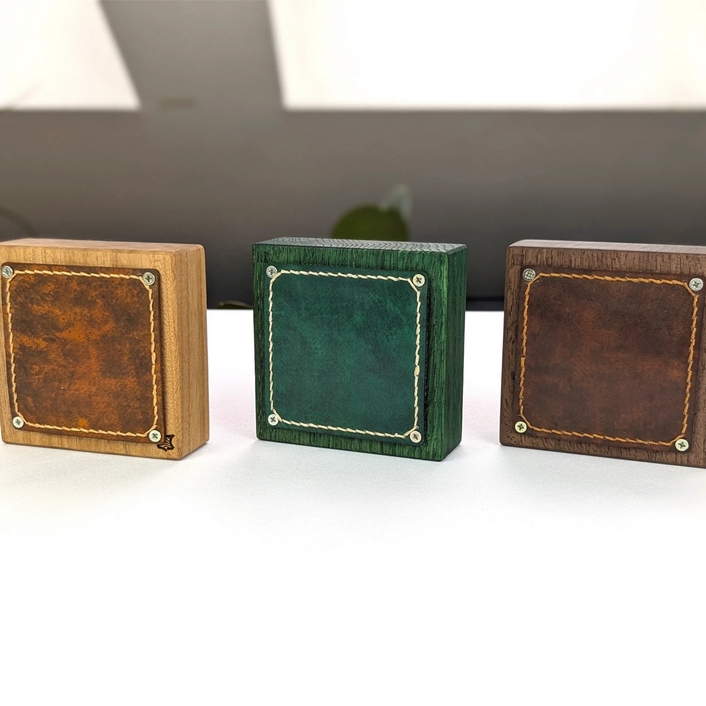 KloK KloK - Elegante Designuhr aus Massivholz mit Messing Inlays & Leder Rückseite