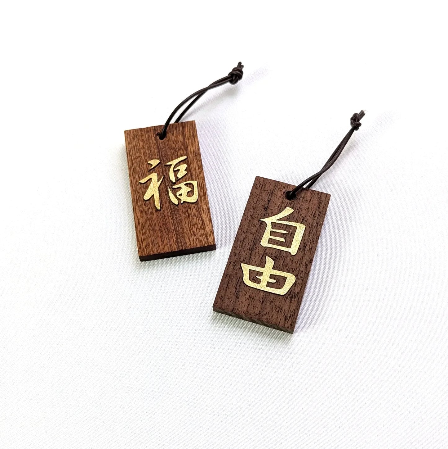 Kanji Mini Talisman – handgefertigter Holz Anhänger-Glücksbringer mit vergoldeter Lederprägung