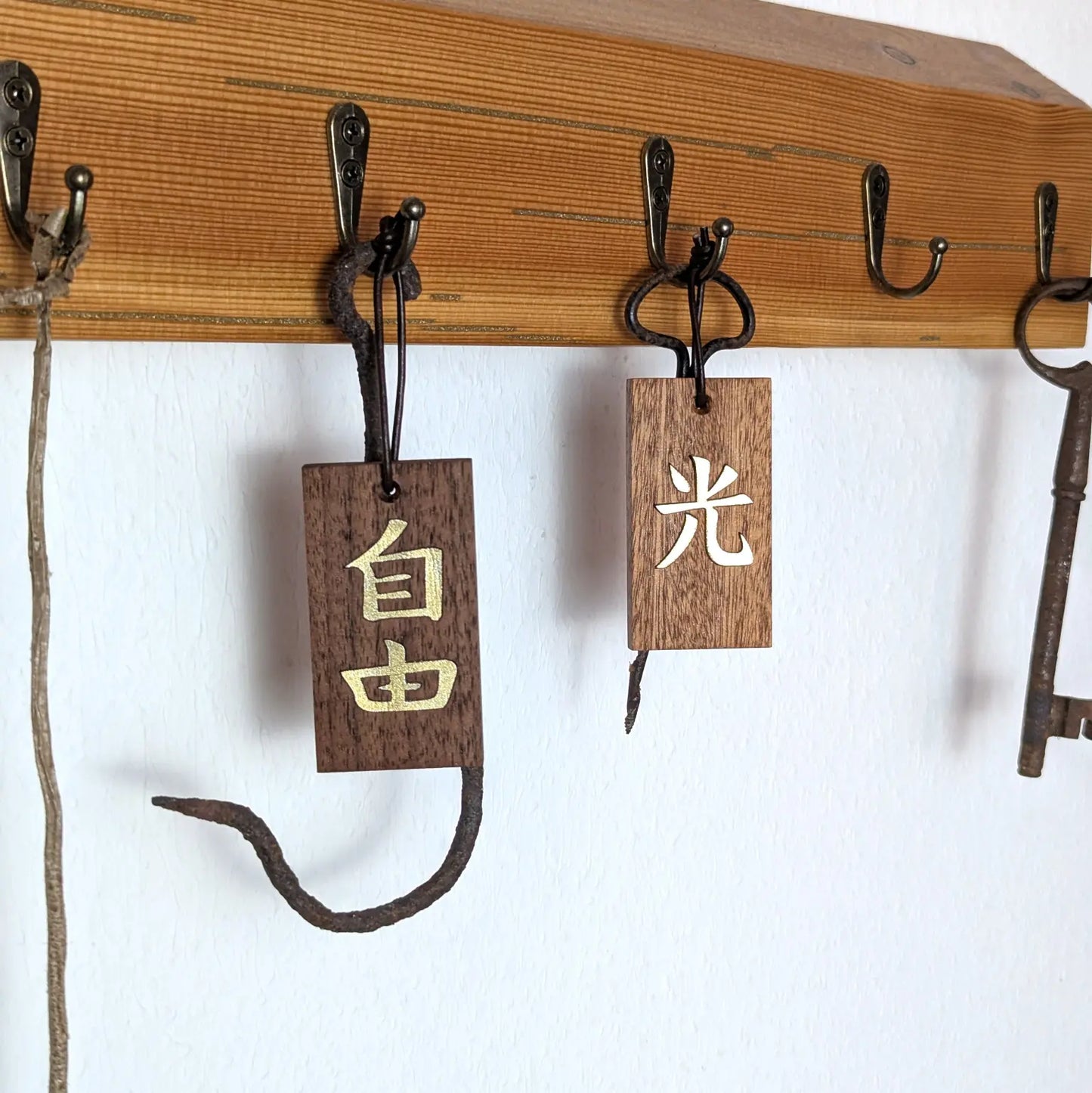 Kanji Mini Talisman – handgefertigter Holz Anhänger-Glücksbringer mit vergoldeter Lederprägung