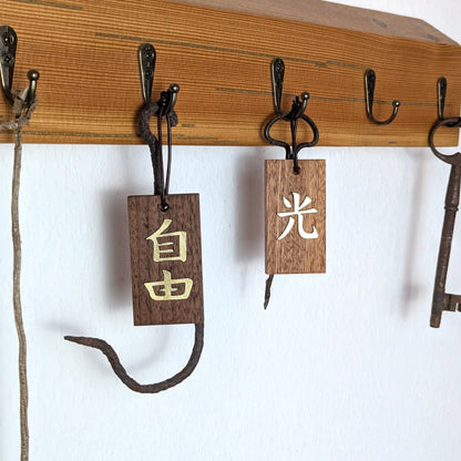 Kanji Mini Talisman – handgefertigter Holz Anhänger-Glücksbringer mit vergoldeter Lederprägung