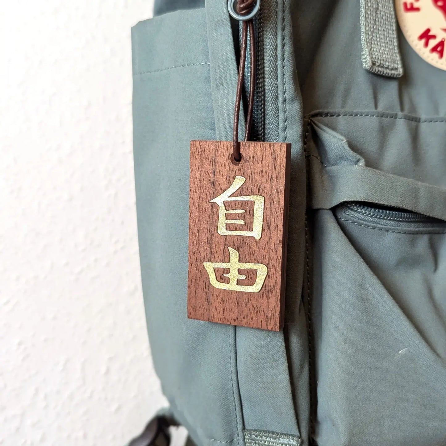 Kanji Mini Talisman – handgefertigter Holz Anhänger-Glücksbringer mit vergoldeter Lederprägung