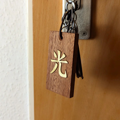 Kanji Mini Talisman – handgefertigter Holz Anhänger-Glücksbringer mit vergoldeter Lederprägung