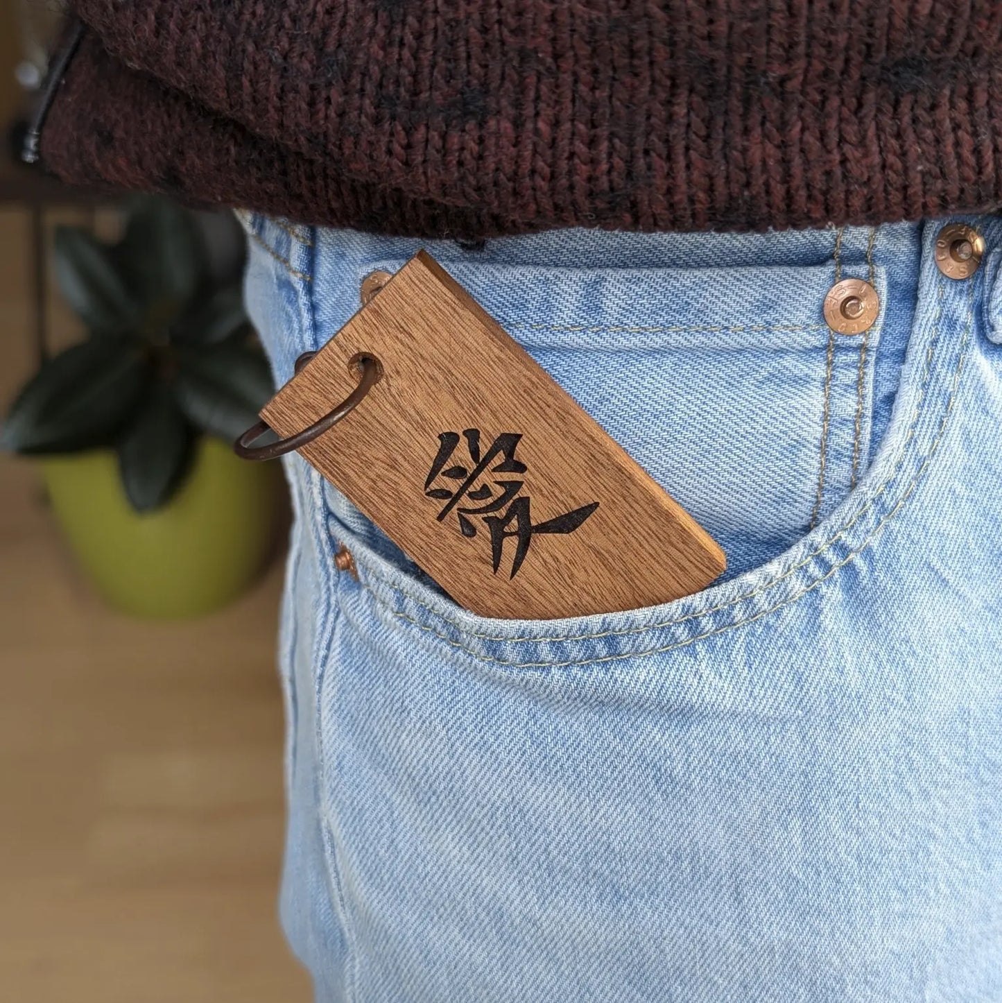 Kanji Mini Talisman – handgefertigter Holz Anhänger-Glücksbringer mit vergoldeter Lederprägung