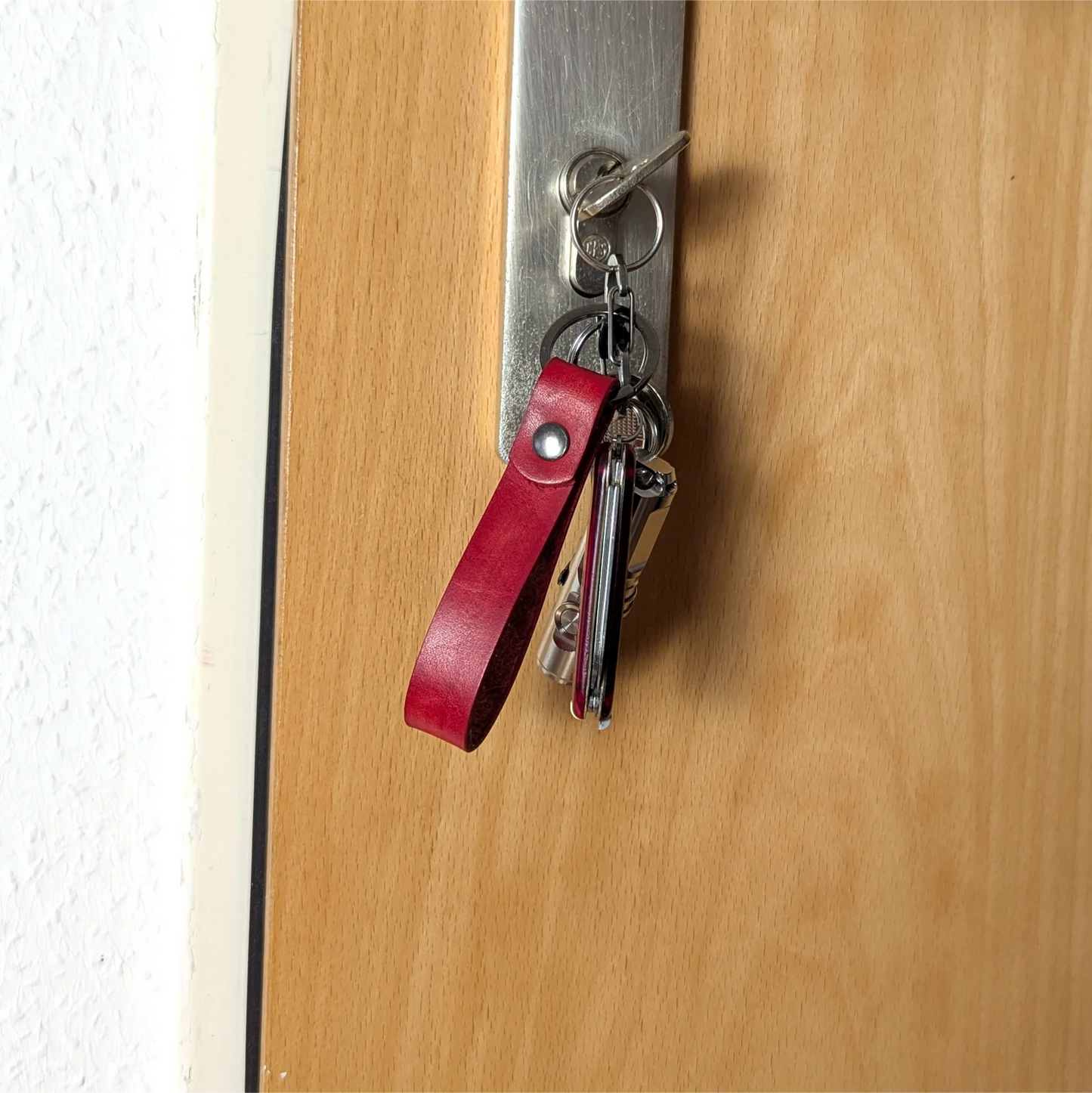 Handgefertigter Schlüsselanhänger "Elegance" aus Leder – personalisiert & in viele Farben