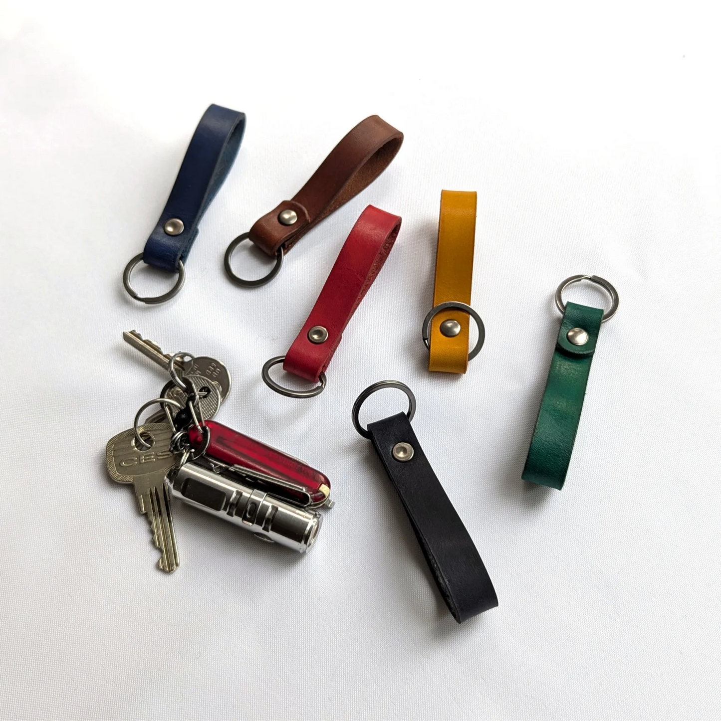 Handgefertigter Schlüsselanhänger "Elegance" aus Leder – personalisiert & in viele Farben