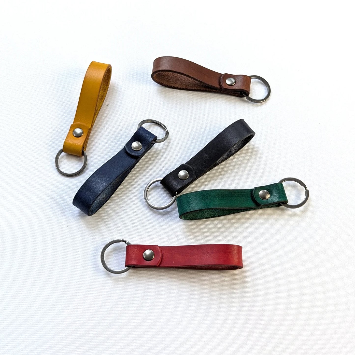 Handgefertigter Schlüsselanhänger "Elegance" aus Leder – personalisiert & in viele Farben