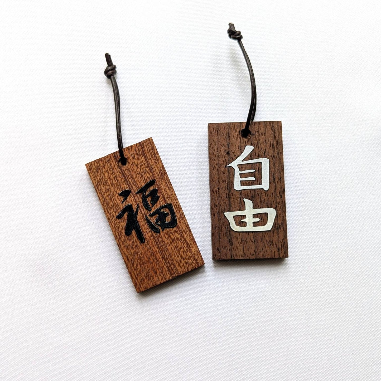 Kanji Mini Talisman – handgefertigter Holz Anhänger-Glücksbringer mit vergoldeter Lederprägung