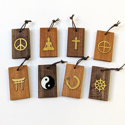 Spiritueller Goldanhänger – handgefertigter Holz und Leder Talisman mit Bedeutung