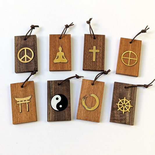 Spiritueller Goldanhänger – handgefertigter Holz und Leder Talisman mit Bedeutung
