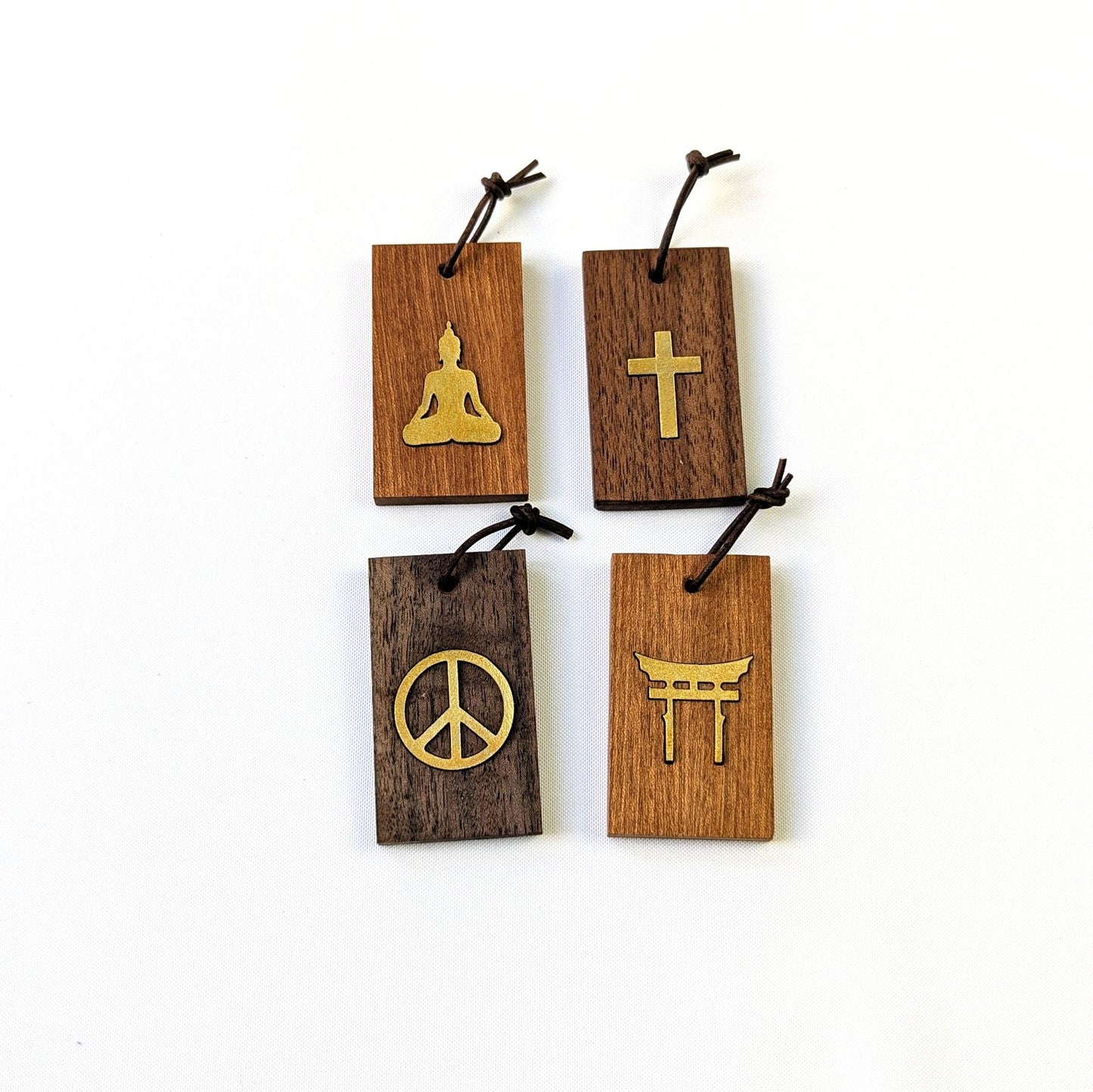 Spiritueller Goldanhänger – handgefertigter Holz und Leder Talisman mit Bedeutung