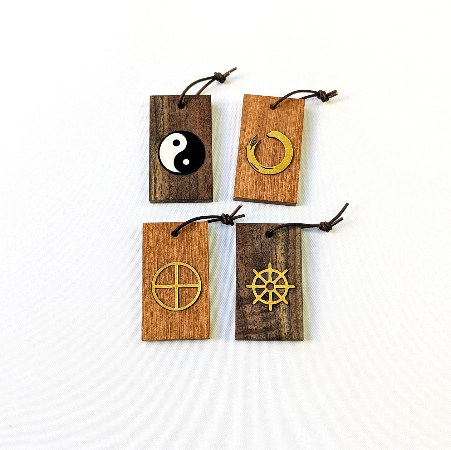 Spiritueller Goldanhänger – handgefertigter Holz und Leder Talisman mit Bedeutung