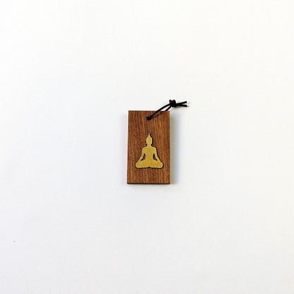 Spiritueller Goldanhänger – handgefertigter Holz und Leder Talisman mit Bedeutung
