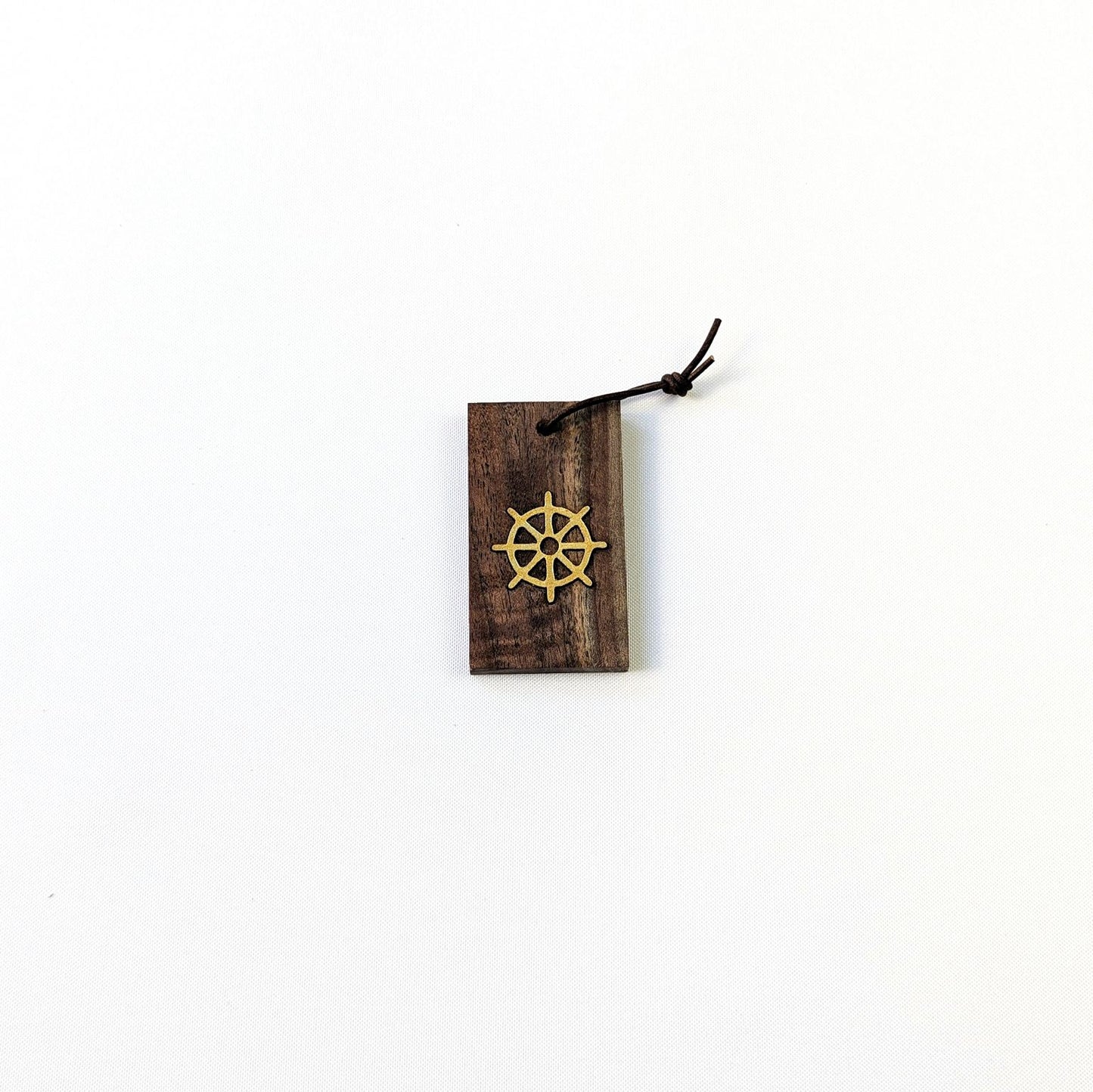Spiritueller Goldanhänger – handgefertigter Holz und Leder Talisman mit Bedeutung