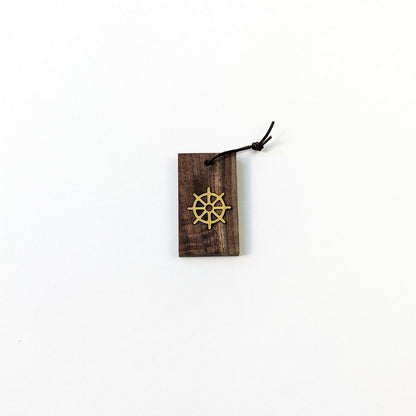 Spiritueller Goldanhänger – handgefertigter Holz und Leder Talisman mit Bedeutung