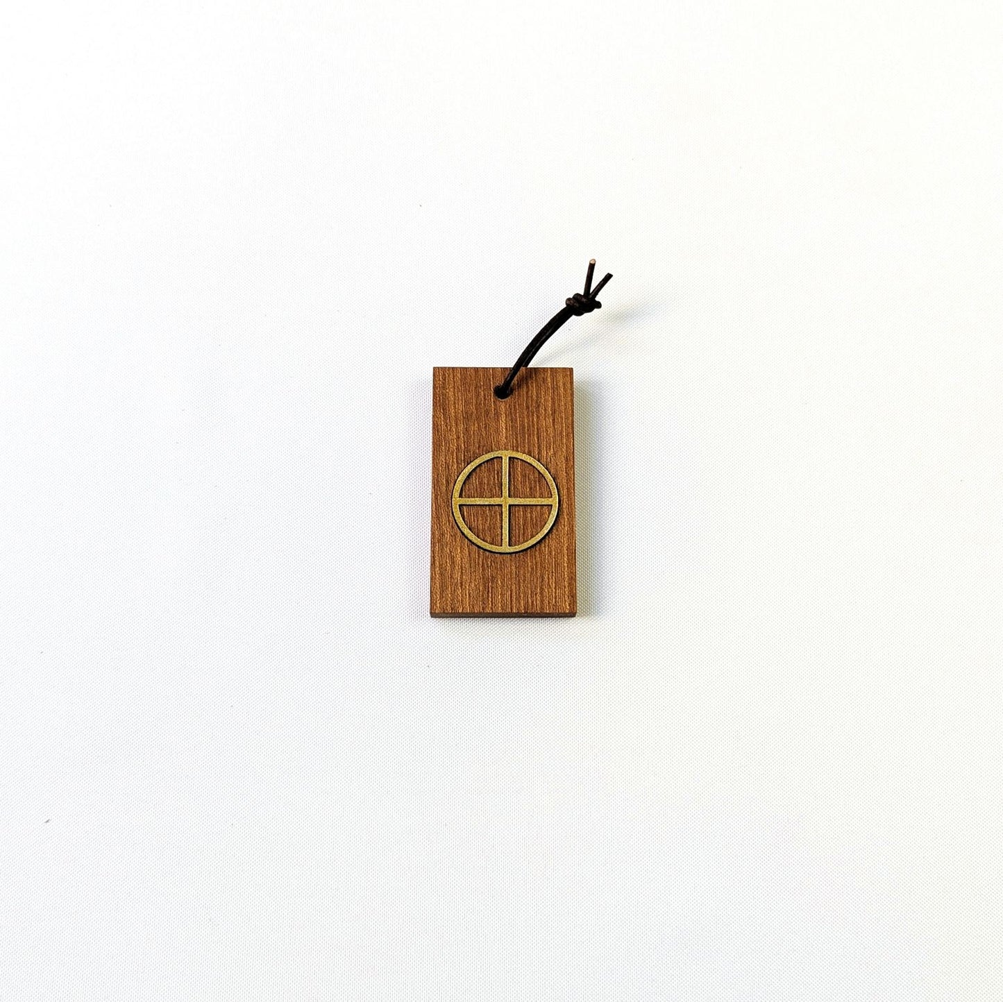 Spiritueller Goldanhänger – handgefertigter Holz und Leder Talisman mit Bedeutung