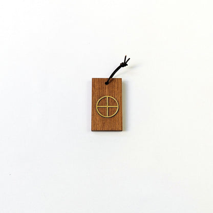Spiritueller Goldanhänger – handgefertigter Holz und Leder Talisman mit Bedeutung