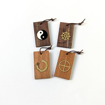 Spiritueller Goldanhänger – handgefertigter Holz und Leder Talisman mit Bedeutung