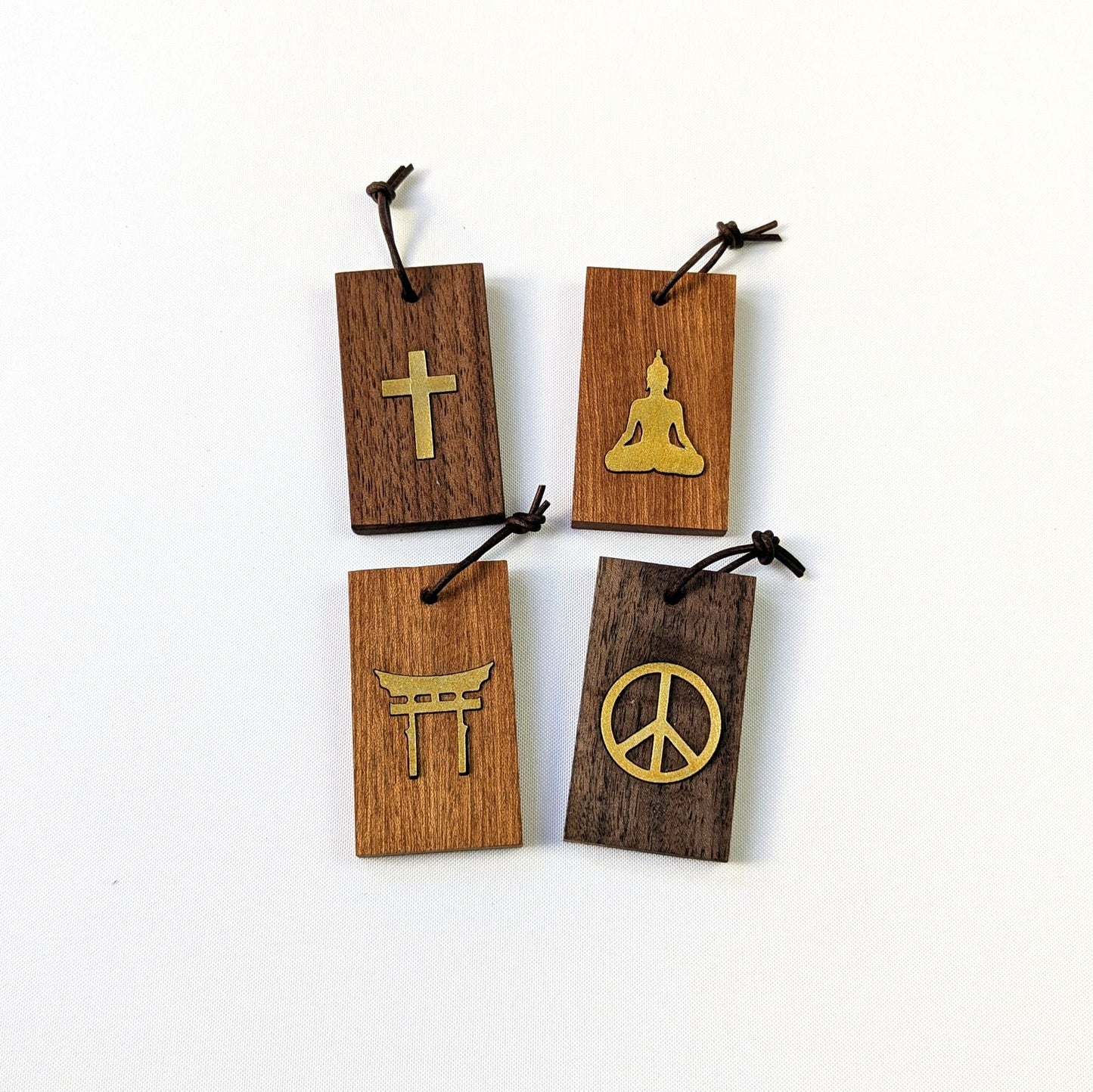 Spiritueller Goldanhänger – handgefertigter Holz und Leder Talisman mit Bedeutung