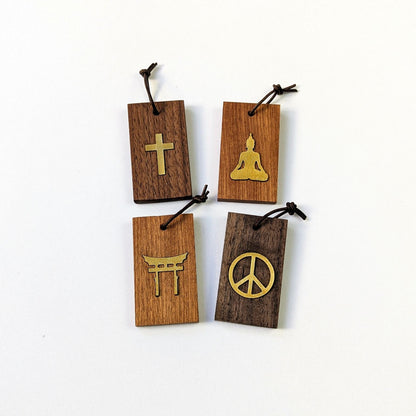 Spiritueller Goldanhänger – handgefertigter Holz und Leder Talisman mit Bedeutung