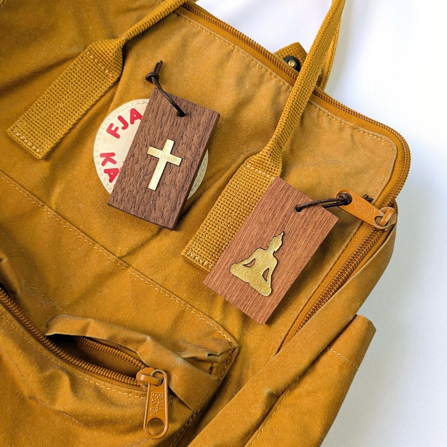 Spiritueller Goldanhänger – handgefertigter Holz und Leder Talisman mit Bedeutung
