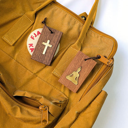 Spiritueller Goldanhänger – handgefertigter Holz und Leder Talisman mit Bedeutung