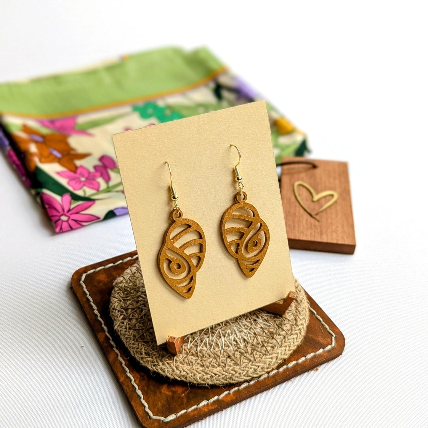 LAW Ocean Lederohrringe – Federleicht. Funkelnd. Voller Charakter.