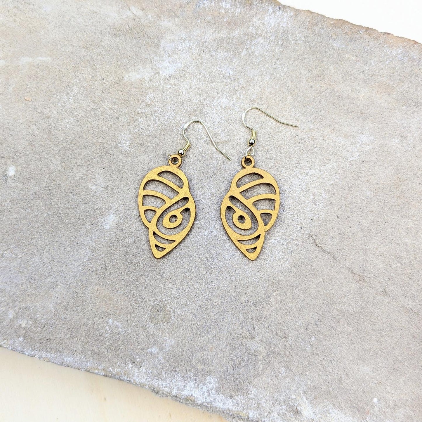 LAW Ocean Lederohrringe – Federleicht. Funkelnd. Voller Charakter.