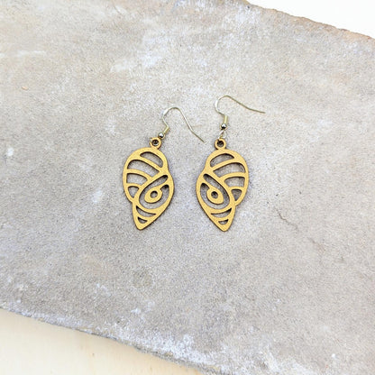 LAW Ocean Lederohrringe – Federleicht. Funkelnd. Voller Charakter.