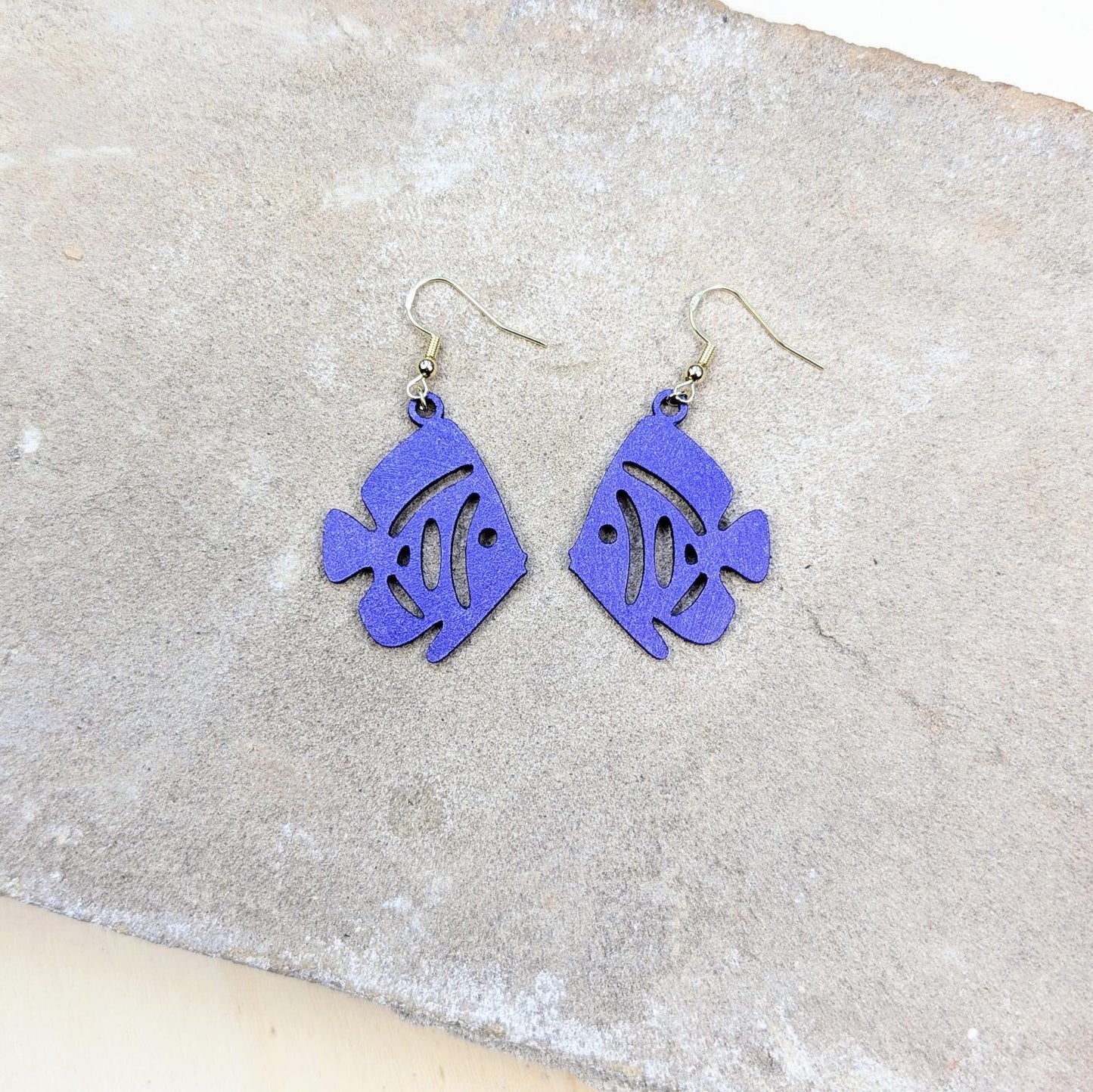 LAW Ocean Lederohrringe – Federleicht. Funkelnd. Voller Charakter.