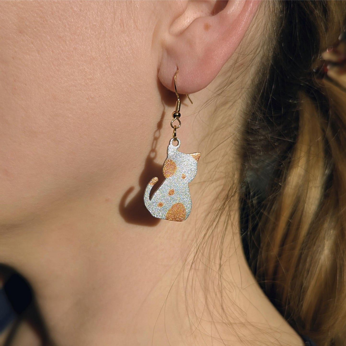 Cats Earrings Silver Metallic – Feather-light. Sparkling. Full of character.