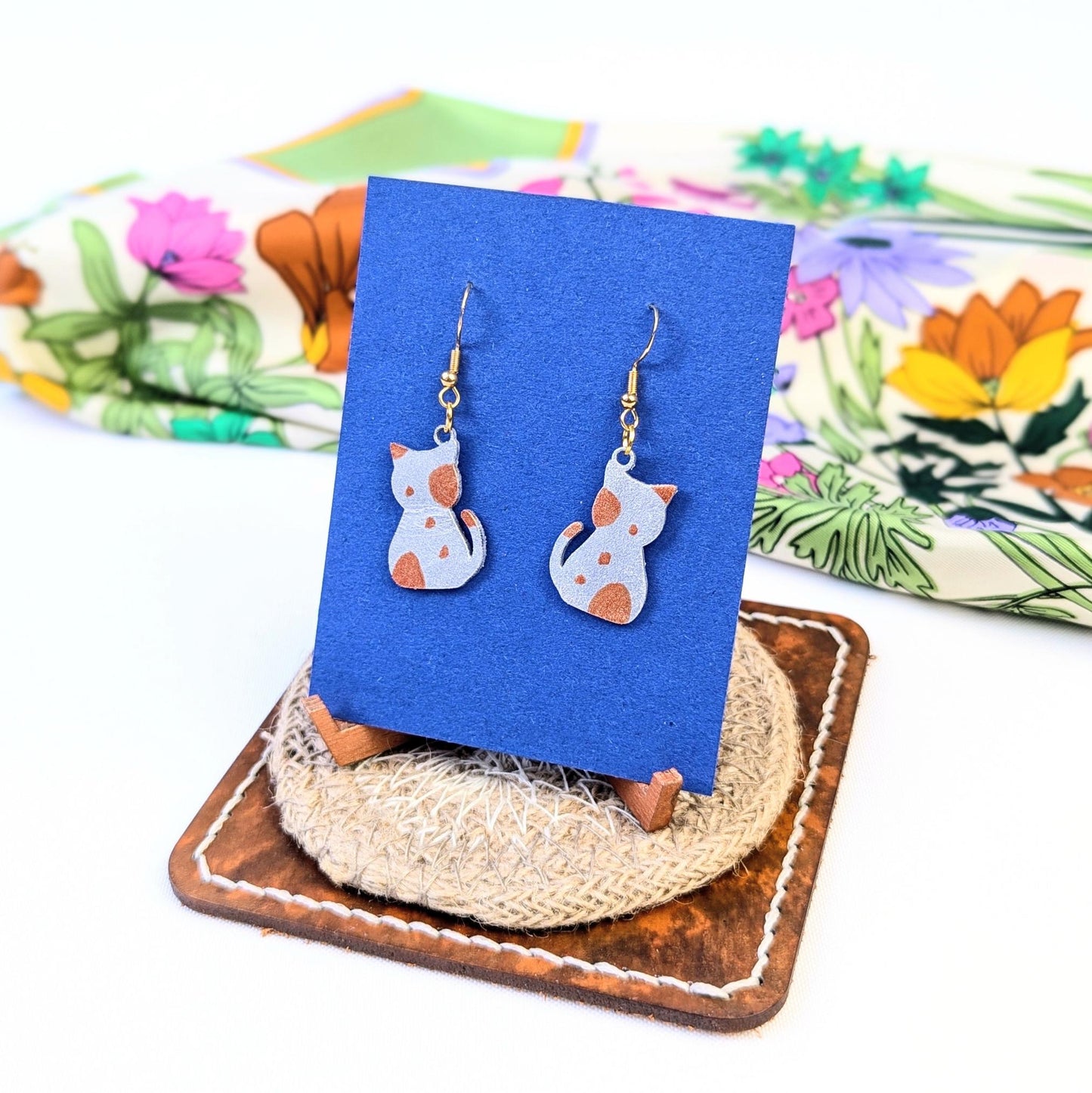 Cats Earrings Silver Metallic – Feather-light. Sparkling. Full of character.