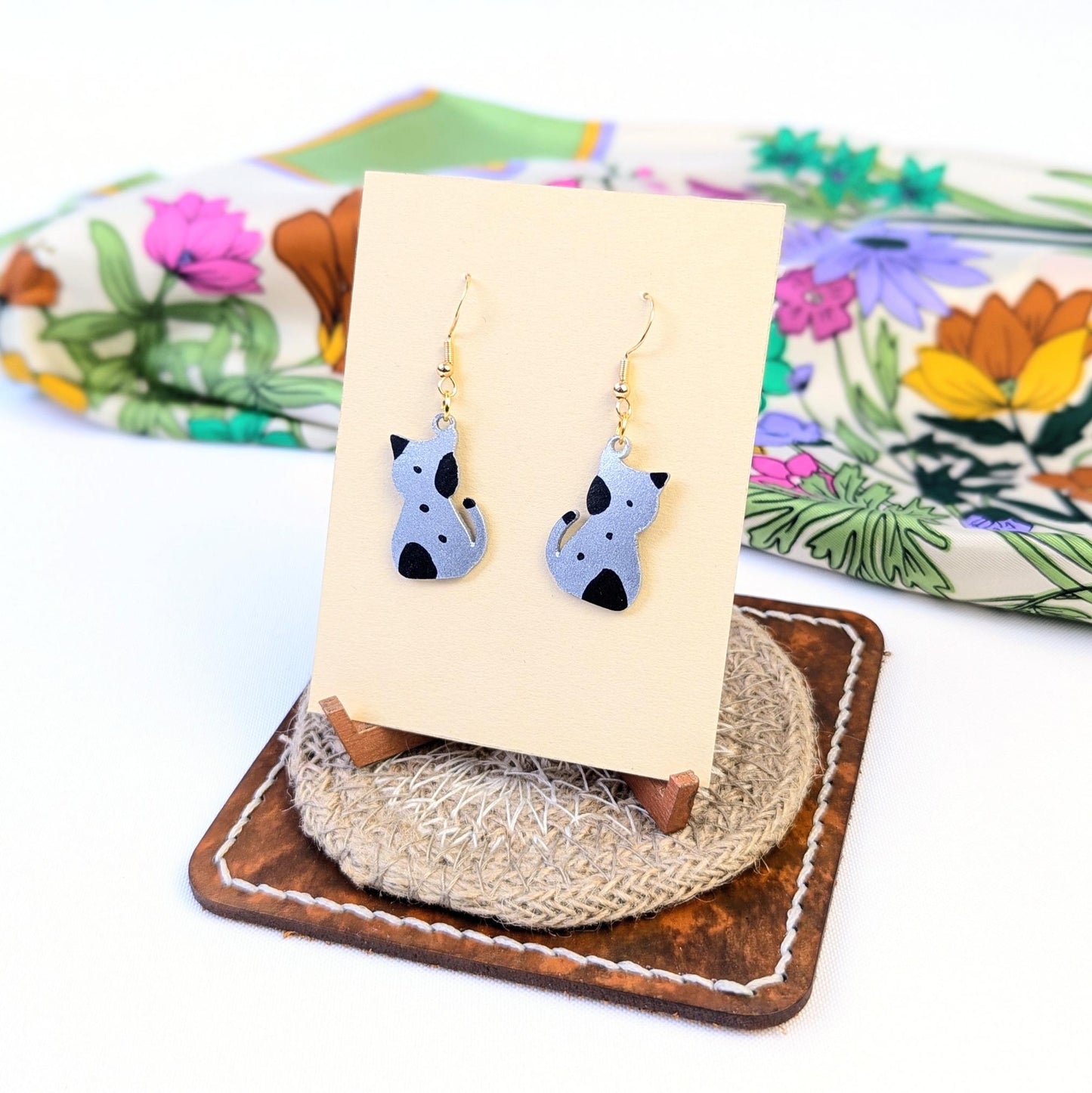 Cats Earrings Silver Metallic – Feather-light. Sparkling. Full of character.