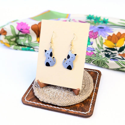 Cats Earrings Silver Metallic – Feather-light. Sparkling. Full of character.