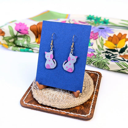 Cats Earrings Silver Metallic – Feather-light. Sparkling. Full of character.