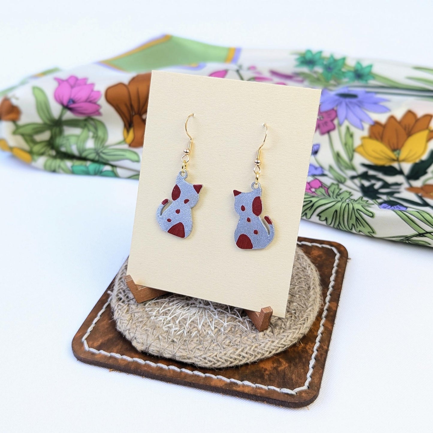 Cats Earrings Silver Metallic – Feather-light. Sparkling. Full of character.