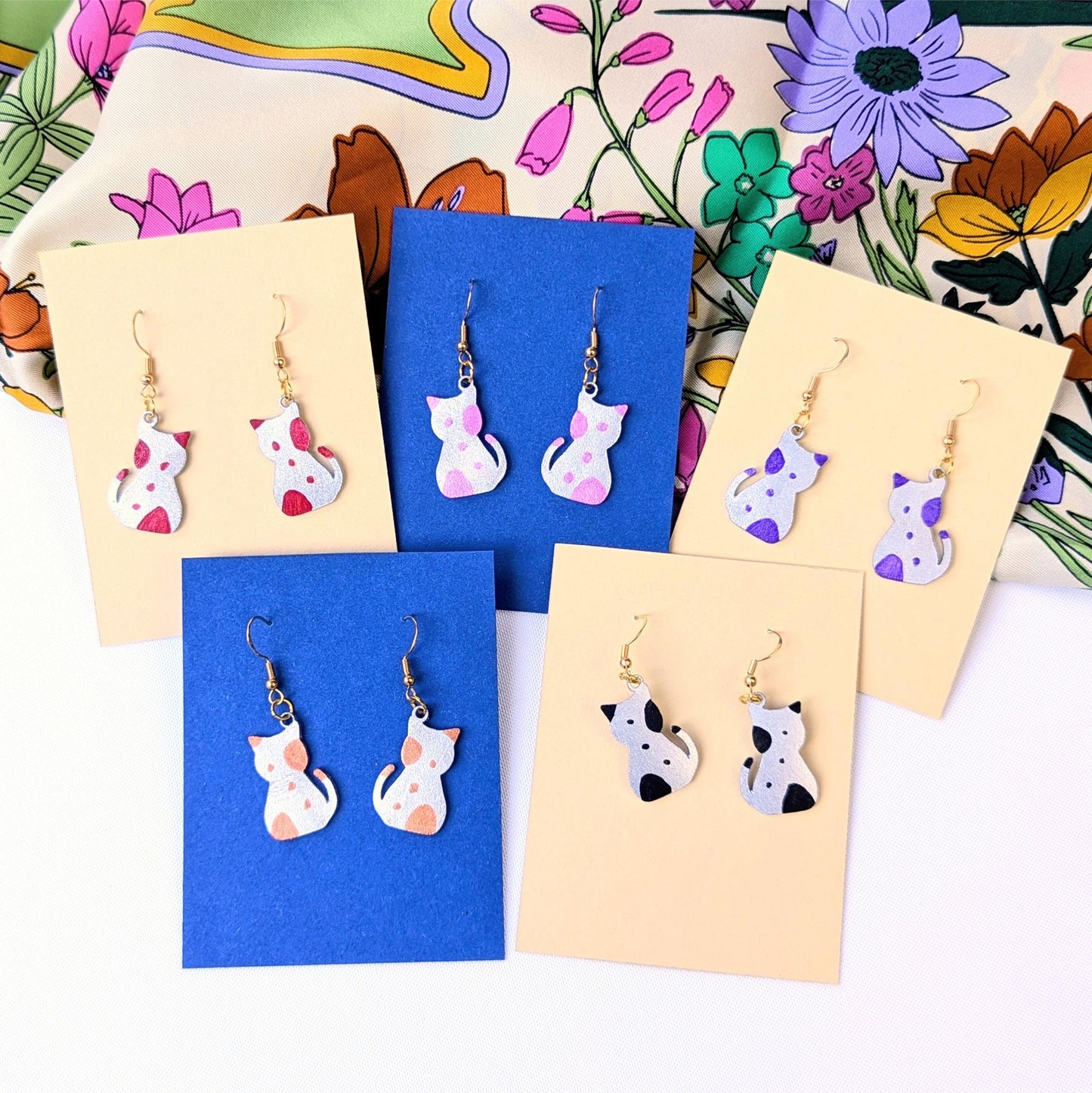 Cats Earrings Silver Metallic – Feather-light. Sparkling. Full of character.