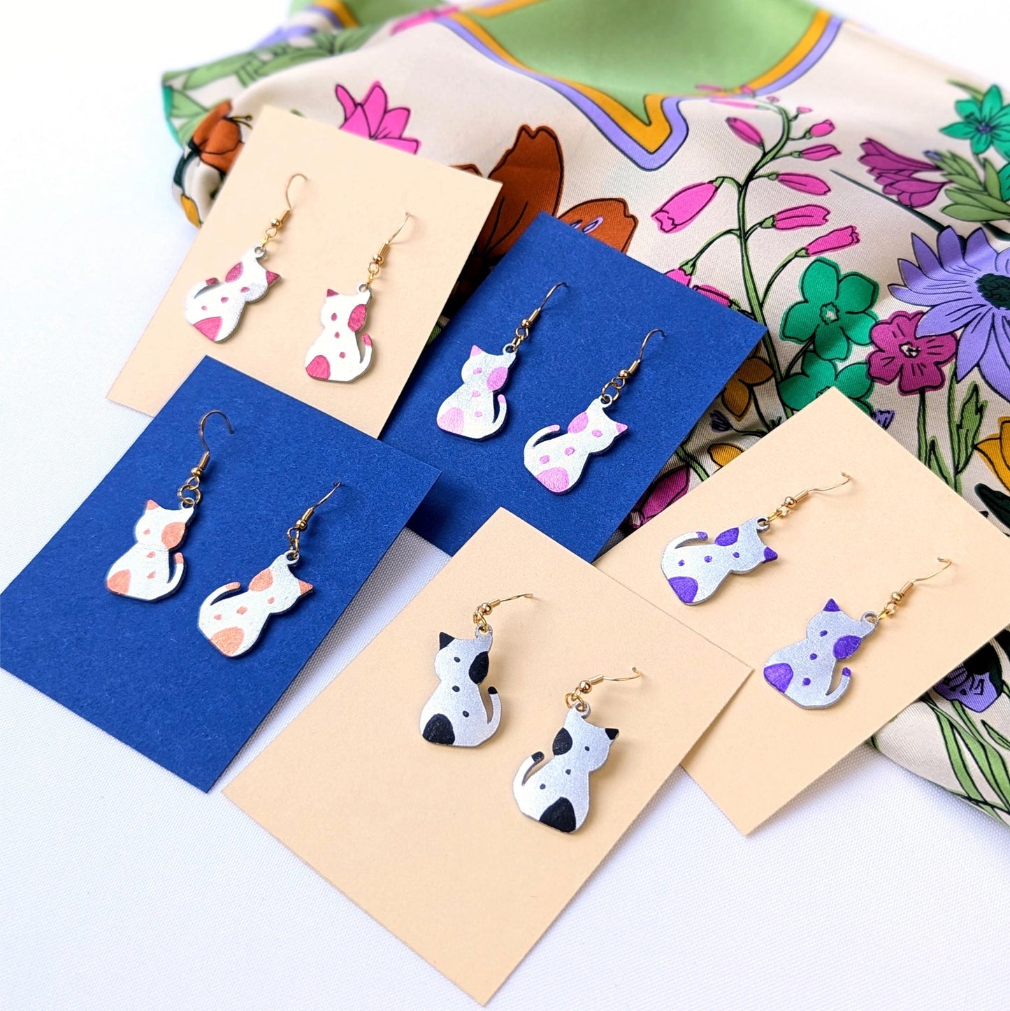 Cats Earrings Silver Metallic – Feather-light. Sparkling. Full of character.
